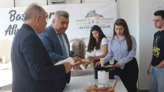 Öğrencilere Sınav Öncesi Sucuk Ekmek İkramı