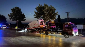 Bursa’da Otomobil Ambulansla Çarpıştı: Sürücü Araçta Sıkıştı