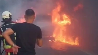 Balıkesir'de Otomobil Yangını Ormana Sıçradı