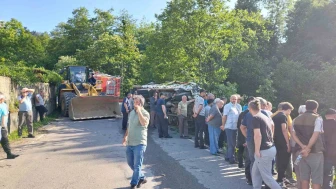 Çay Yüklü Kamyonet Şarampole Uçtu: 8 Yaralı