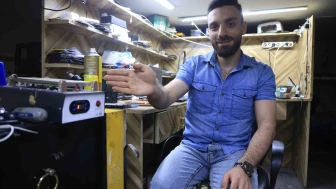 Tamire Getirilen Telefon Patladı: Alev Alan Cihaza Soğukkanlı Müdahale Kamerada