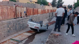 Park Halindeki Otomobil Tahliye Kanalına Devrildi: Facia Son Anda Önlenmiş Oldu
