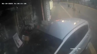Otomobil Mağazaya Girdi: Kaza Anı Saniye Saniye Kaydedildi