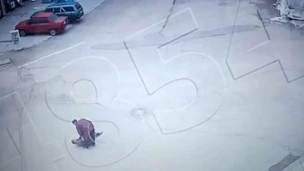 Zihinsel Engelli Gencin Sokakta Silah Kabzasıyla Darp Anı Kamerada