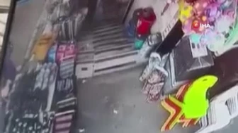 İstanbul'da Otomobil Kırtasiye Dükkanına Girdi: Facia Kıl Payı Atlatıldı