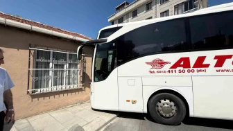 Freni boşalan yolcu otobüsü kayarak gecekonduya çarptı