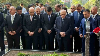 Bahçeli Alparslan Türkeş’in Kabrini Ziyaret Etti