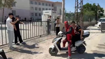 Pijamalı Örümcek Adam Öğrenciyi Sınava Yetiştirdi