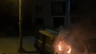 Minibüs Alevlere Teslim Oldu