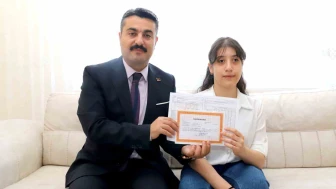 Sivas’ta Müdür Erdoğan’dan Evde Eğitim Gören Öğrencilere Karne Sürprizi