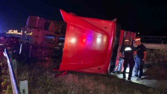Bolu TEM Otoyolu’nda Cip ile Çarpışan Tır Devrildi: 2 Yaralı