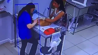 Köpeğini Tedaviye Getiren Kadın Muayene Sırasında Bayıldı