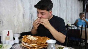70 Kilo Genç 15 Lahmacunu Tek Oturuşta Yiyor