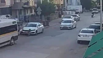 Yola Koşan Çocuğu Kurtarmak İsteyen Anneye Otomobil Çarptı