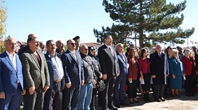 ATATÜRK ANITI’NA ÇELENK SUNDULAR