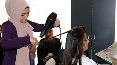 Sosyalleşip meslek sahibi oluyor