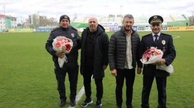 POLİSLERE ÇİÇEK TAKDİM ETTİLER