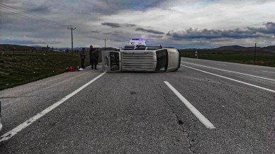 HAFİK-ZARA YOLUNDA ARABA DEVRİLDİ
