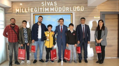TÜRKİYE ŞAMPİYONU ÖĞRENCİLER İL MİLLÎ EĞİTİM MÜDÜRÜ ERGÜVEN ASLAN'I ZİYARET ETTİ