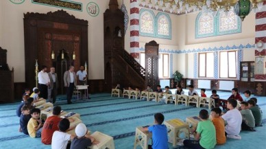 ÇOCUKLAR CAMİLERE KOŞTU