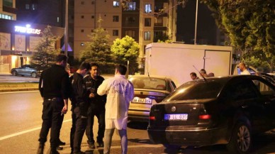 Koca şiddetinden kaçamadı: Araçtan atlamaya çalıştı,  silah kabzasıyla darbedildi