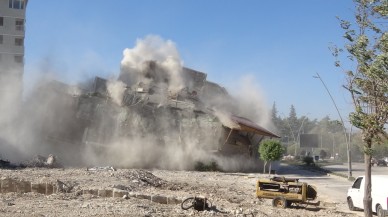 8 katlı bina kontrollü olarak böyle yıkıldı!