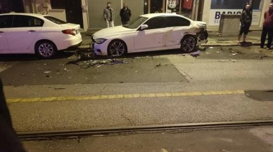 Direksiyon hakimiyetini kaybeden sürücü park halindeki araçlara çarptı