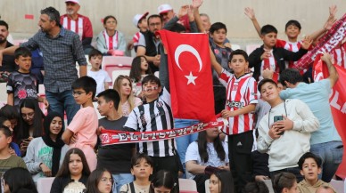 MİNİKLER TRİBÜNDE