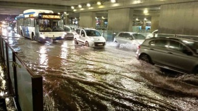 Sağanak etkili oldu,  yolları su bastı