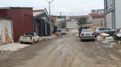 Sağanak Yağışın Ardından Sokaklar Çamur Deryasına Döndü
