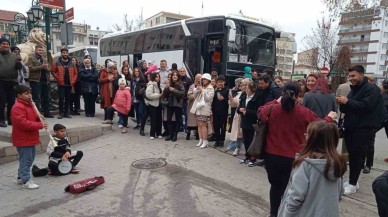 Darbuka Çalan İki Çocuk İlgi Odağı Oldu