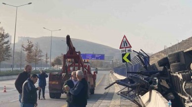 Servis Otobüsü Devrildi: 2 Yaralı