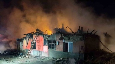 Sivas’ta Korkutan Yangında Bir Ev Tamamen Yandı