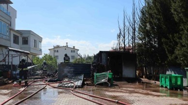 Konya'da Market Deposunda Yangın: 2 Kişi Dumandan Etkilendi