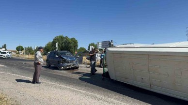 Sivas Kangal'da Minibüs ve Otomobil Çarpıştı: 2 Yaralı