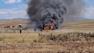 Sivas'ta Kamyon Yangını: Araç Adeta Kül Oldu