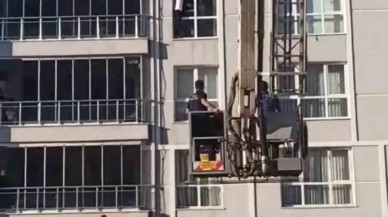Sivas'ta Pencerede Mahsur Kalan Genç,  İtfaiye Ekipleri Tarafından Kurtarıldı