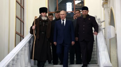 Putin’in Çeçenistan Ziyaretinde Kur’an-ı Kerim Detayı Dikkat Çekti