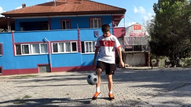 Fanatik Trabzonsporlu Baba Oğluna Halı Saha Yaptı