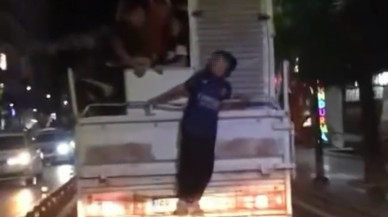 Aksaray’da Kamyonetin Kasasında Tehlikeli Çocuk Yolculuğu