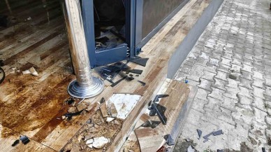 Ankara’da Husumetlisinin Kafesine Otomobille Daldı