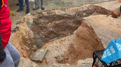 Eskişehir'de Semt Pazarında Göçük: 2 Metre Derinliğinde Çukur Oluştu
