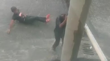Eskişehir'de Yağmur Eğlencesi: Çocuklar Su Birikintilerinde Unutulmaz Anlar Yaşadı