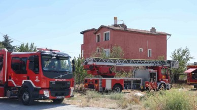 Konya’da Üç Katlı Binanın Çatısında Yangın Çıktı