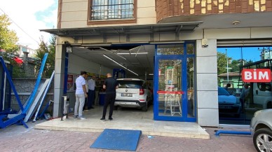 BİM'e Otomobil Daldı: Vatandaşlar 'Büyük İkramiye' Sandı