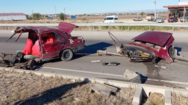 Adana'da Trafik Kazasında Tofaş Otomobil Ortadan İkiye Ayrıldı,  4 Yaralı