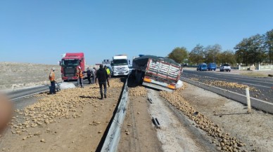 Aksaray’da Lastiği Patlayan Tır Refüje Düştü: Sürücü Yaralandı