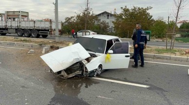 Aksaray'da Tofaş Marka Otomobil Refüje Çarptı: Sürücü Yaralandı