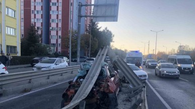Çorlu’da Bariyerlere Çarpan Araç Hurdaya Döndü