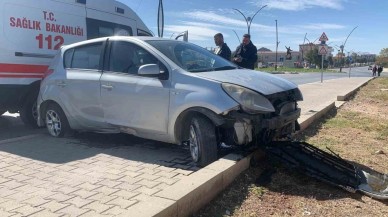 Karaman’da Kontrolden Çıkan Otomobil Kaldırıma Çıktı: 1 Yaralı